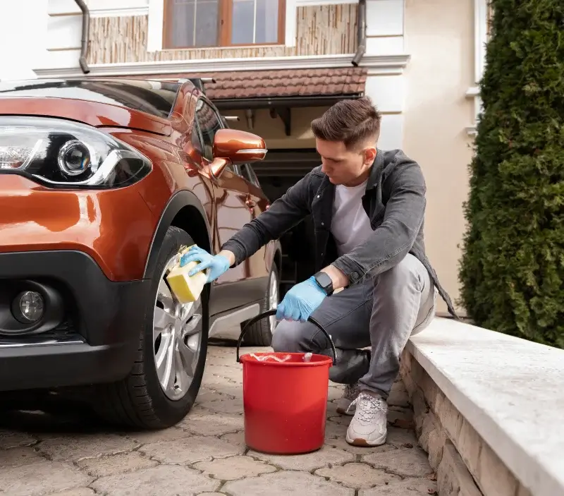 Lavage auto à domicile Saulx-Marchais : professionnel intervenant sur un véhicule